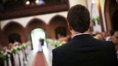 Bräutigam wartet am Altar auf die Braut.