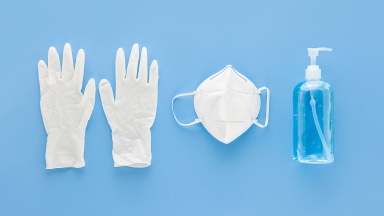 Handschuhe, Schutzmaske und Desinfektionsmittel