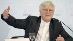 Der EKD-Ratsvorsitzende, der bayrische Landesbischof Heinrich Bedford-Strohm, bei der Pressekonferenz nach seinem Bericht.