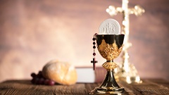 Die katholische Deutsche Bischofskonferenz hat im Streit über die Öffnung der Eucharistie für evangelische Ehepartner eine Kompromisslösung präsentiert.