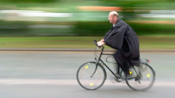 Pfarrer auf dem Fahrrad
