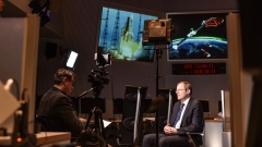 Johann-Dietrich Wörner, Generaldirektor der Europäischen Weltraumorganisation ESA,  im Videointerview mit evangelisch.de-Redakteur Claudius Grigat.