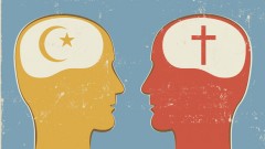 Zwei Köpfe mit Islam- und Christentumsymbolen