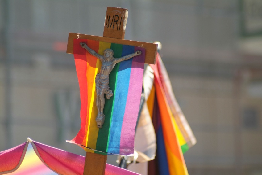 Kreuz mit Regenbogenflagge dekoriert