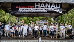 Auf der Kundgebung in kleinem Rahmen auf dem Hanauer Freiheitsplatz sprachen Familie und Freunde der Opfer auf der Bühne. 