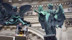 Engel fliegt per Kran auf Berliner Dom zurueck
