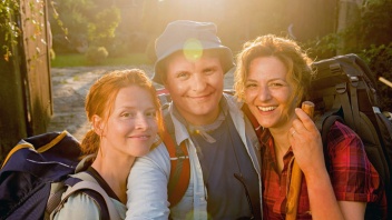Karoline Schuch mit den Schauspielern Devid Striesow und Martina Gedeck (v.l.n.r.) im Kinofilm "Ich bin dann mal weg".