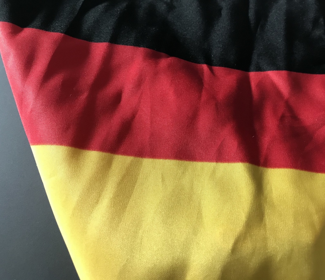 Eine deutsche Flagge, ein wenig zerknittert