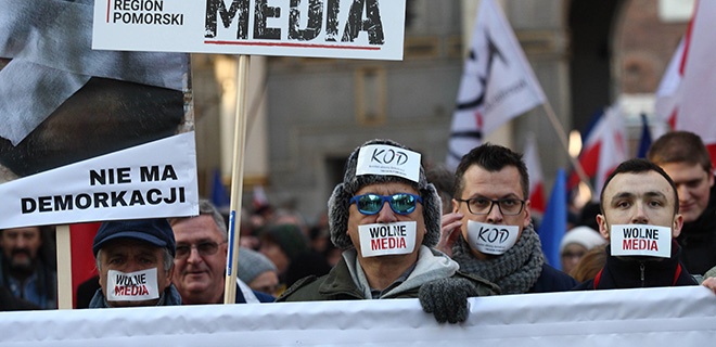 Menschen protestieren in Danzig Anfang Januar 2016 gegen die Politik der neuen polnischen Regierungspartei PiS