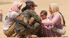 Eine Kurdin hilft jesidischen Flüchtlingen 