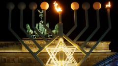 Erste Kerze an Europas groesstem Chanukka-Leuchter vor Brandenburger Tor entzuendet