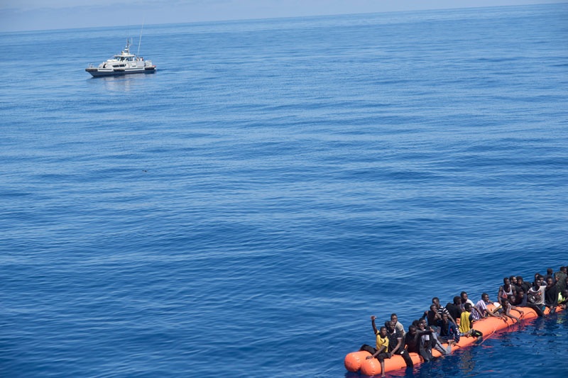Flüchtlinge, die auf einem Gummiboot im Meer treiben