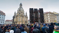 Das bereits im Vorfeld kontrovers diskutierte Dresdner Kunstprojekt "Monument" ist unter massiven Störungen eröffnet worden.