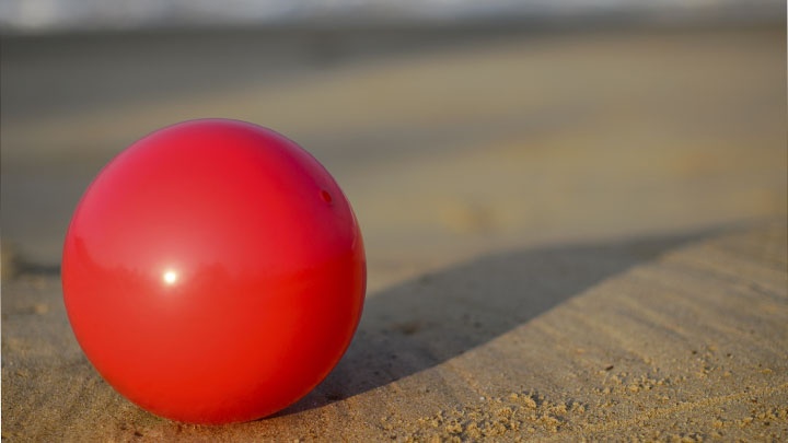 Ein roter Wasserball