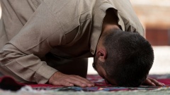Junger Muslim betet in einer Moschee.