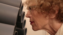 Eine Besucherin schaut sich den Smeller 2.0, die Geruchsmaschine des Künstlers Wolfgang Georgsdorf, in der evangelischen St. Johannes Evangelist Kirche in Berlin an.