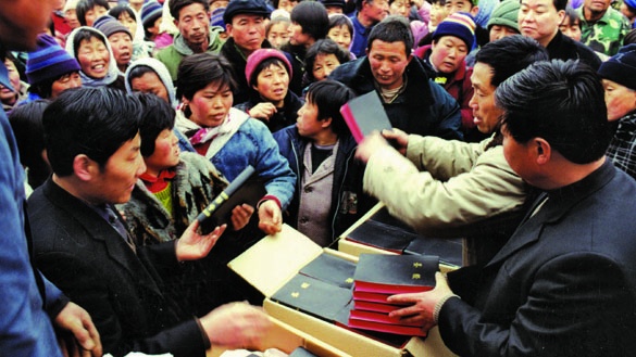 Verteilung von Bibeln in Nanking, China
