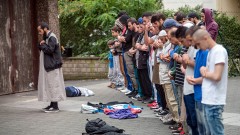 Muslime beten nach einer Kundgebung radikaler Muslime mit dem Salafistenprediger Pierre Vogel im Juni 2014 in Offenbach am Main.