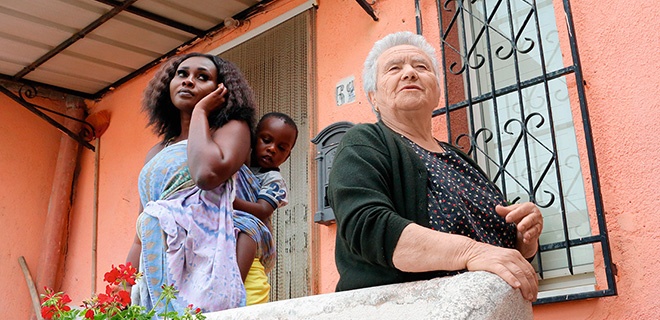 Frau aus Ghana mit Kind und der Nachbarin