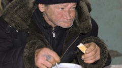 Ein verarmter Mann erhält eine warme Mahlzeit in der Suppenküche von Samara in Russland (Foto vom 12.02.2018).