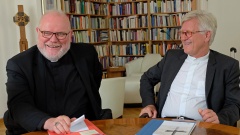 Der Vorsitzende der katholischen Deutschen Bischofskonferenz, Kardinal Reinhard Marx (li.), und der Ratsvorsitzende der Evangelischen Kirche in Deutschland (EKD), Landesbischof Heinrich Bedford-Strohm 