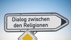 Schild mit der Aufschrift "Dialog zwischen den Religionen"